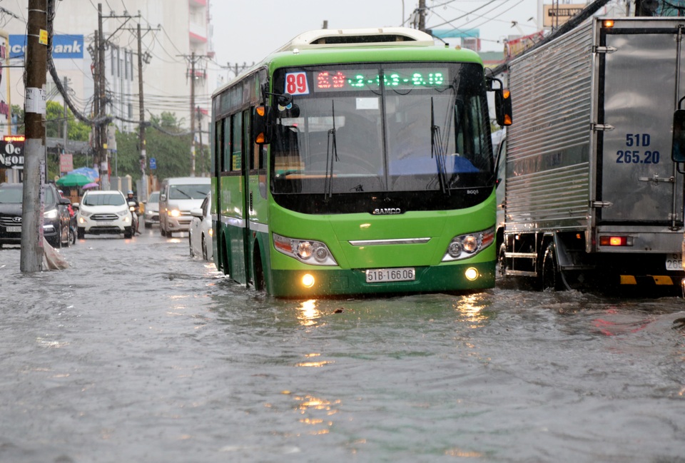 Sài Gòn mưa lớn, đường ngập lút bánh xe, dân vất vả ngăn nước vào nhà - 1 Sài Gòn mưa lớn, đường ngập lút bánh xe, dân vất vả ngăn nước vào nhà - 1