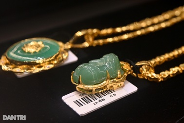 Vàng rớt giá thảm khốc, khó khăn bủa vây thị trường