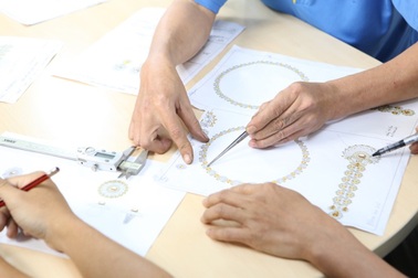 Ngắm những tuyệt tác trang sức từ bàn tay khéo léo của nghệ nhân kim hoàn
