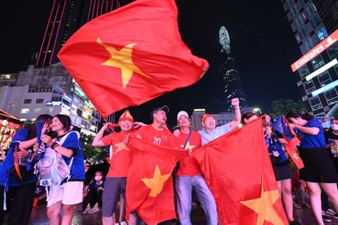 Hàng nghìn cổ động viên TPHCM đội mưa ăn mừng chiến thắng của U23 Việt Nam