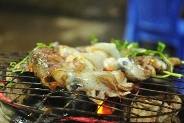 Hấp dẫn hải sản tươi ngon trong chợ đêm Dinh Cậu