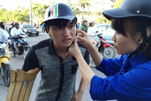 Cám cảnh mẹ nghèo phải bán thóc đưa con bị gãy chân đi thi