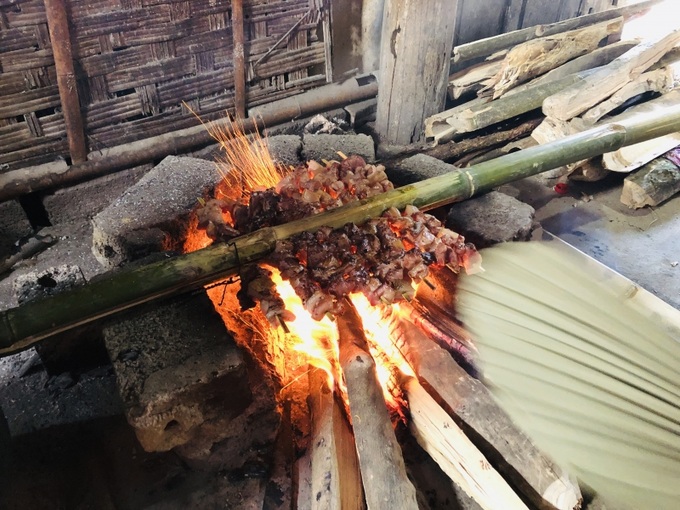 Người Thái thường thích ăn đồ nướng bằng than hồng và thịt heo để ăn Tết cổ truyền cũng thường là heo tự nuôi bằng chuối, cám, rau, tuyệt nhiên không sử dụng thức ăn chăn nuôi công nghiệp.