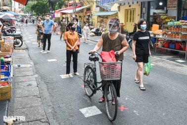 Tiểu thương hét khản cổ nhắc khách giãn cách, ai "vi phạm" từ chối bán
