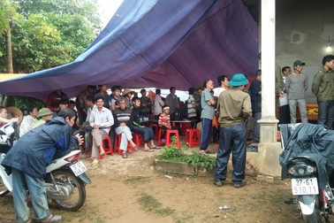 Ngồi chơi bên vệ đường, nam thanh niên bị người lạ đâm chết