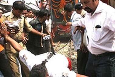 Kéo tàu hỏa bằng... tóc!