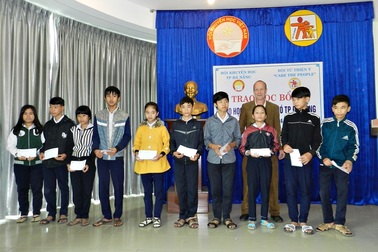 Đà Nẵng:  63 học sinh nhận học bổng “Care the people”
