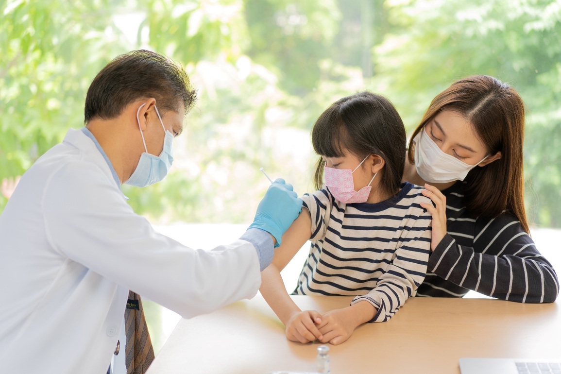 Khi nào nên cho trẻ nhập viện sau tiêm vaccine Covid-19 - 1 Khi nào nên cho trẻ nhập viện sau tiêm vaccine Covid-19 - 1