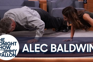 Alec Baldwin đọ chống đẩy với vợ