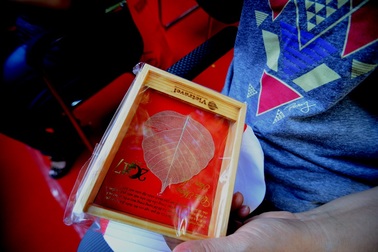 Tặng lá bồ đề cho du khách xuất hành đầu năm