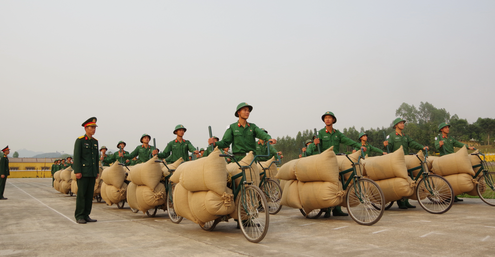 Tái hiện đoàn quân xe đạp thồ trong trận Điện Biên Phủ - 2 Tái hiện đoàn quân xe đạp thồ trong trận Điện Biên Phủ - 2