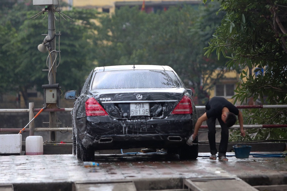 Hà Nội: Rửa xe 200 nghìn đồng/lượt, khách vẫn ùn ùn xếp hàng - 15 Hà Nội: Rửa xe 200 nghìn đồng/lượt, khách vẫn ùn ùn xếp hàng - 15