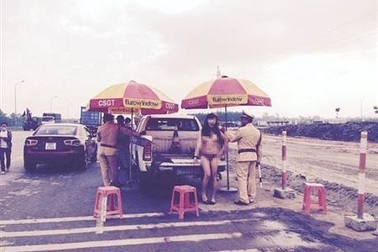 Việt Kiều lột đồ trước mặt CSGT để “khoe hàng”