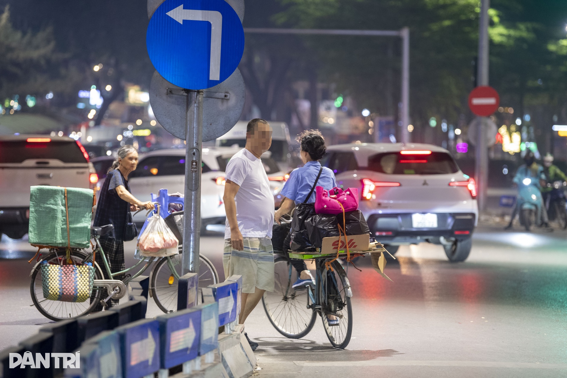 Nhiều người đi bộ tại Hà Nội vô tư sang đường bất chấp nguy hiểm, vi phạm - 12