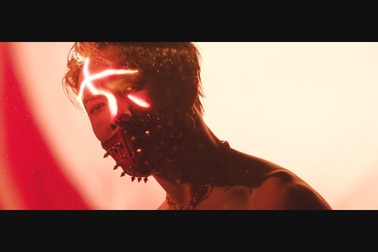 Trương Nghệ Hưng thể hiện ca khúc "Lit"