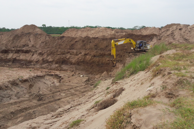 Phát hiện 2 máy xúc lạ đào đất bãi sông Hồng, chính quyền xã báo cáo khẩn cấp trên!