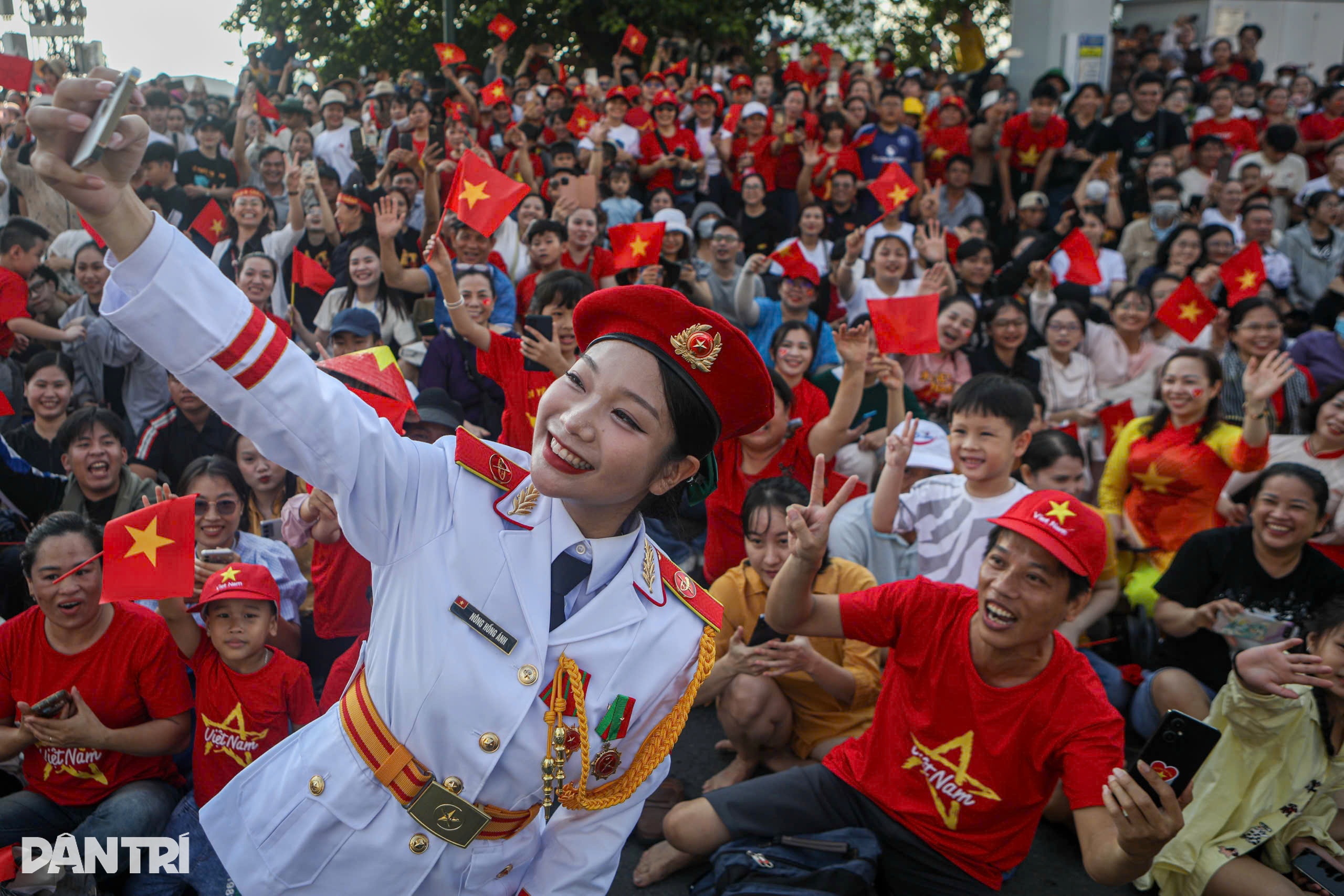 View - Rộn ràng theo nhịp chân chiến sĩ diễu binh chuẩn bị đại lễ 30/4 | Báo Dân trí