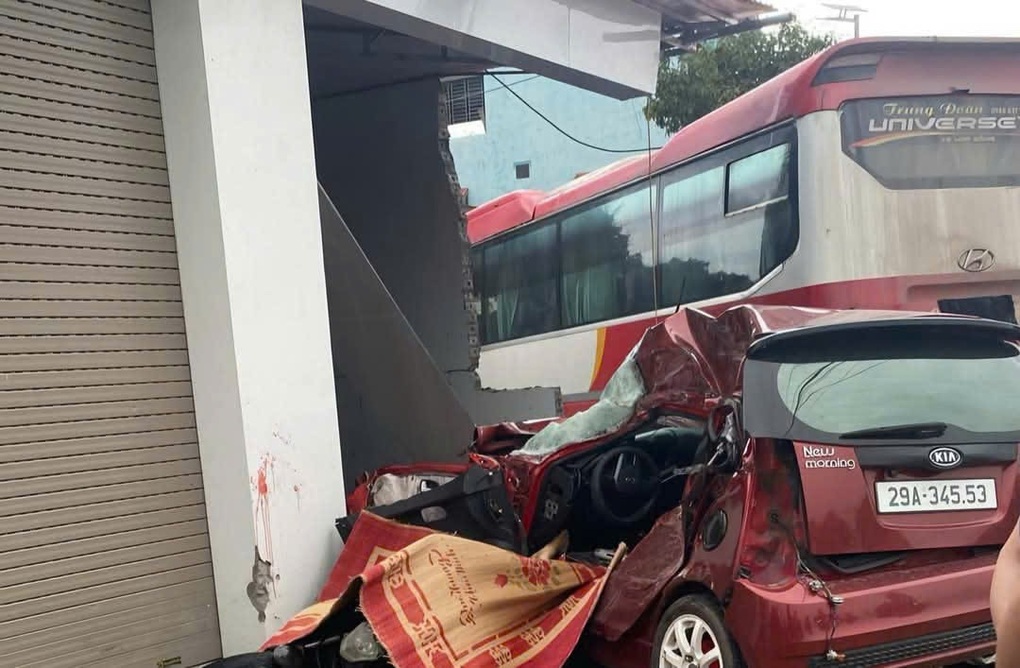 Xe khách mất lái, nạn nhân nằm la liệt - 1 Xe khách mất lái, nạn nhân nằm la liệt - 1