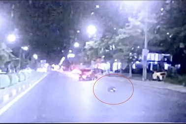 Nữ công nhân môi trường bị ô tô tông văng 30m