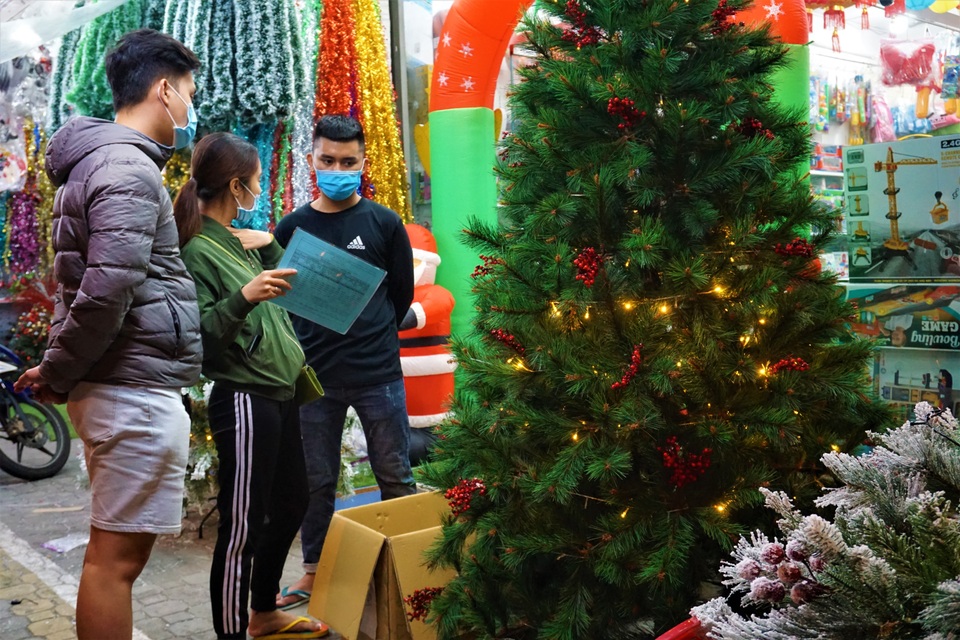 Không khí Noel sớm trên khắp nẻo đường ở TP Đà Nẵng - 4 Không khí Noel sớm trên khắp nẻo đường ở TP Đà Nẵng - 4
