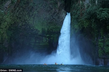 Chèo xuồng lao xuống thác nước cao 40m để lập kỷ lục