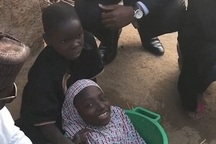 Thiếu nữ "không chân, không tay, đi lại bằng xô nhựa" đã qua đời