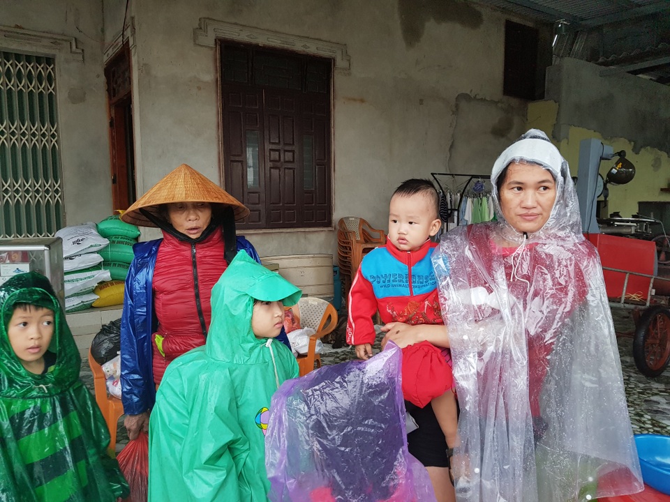 Nước dâng bất ngờ, người dân hối hả chạy lũ - 7 Nước dâng bất ngờ, người dân hối hả chạy lũ - 7