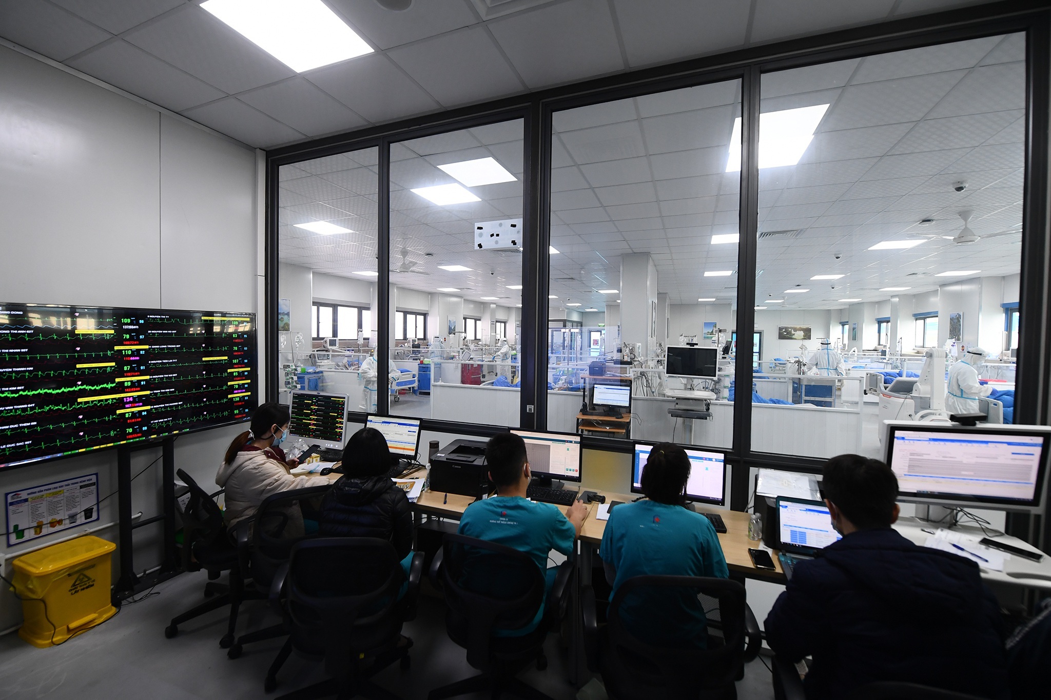 Chuông cảnh báo đỏ vang liên hồi trong khu điều trị F0 nguy kịch ở Hà Nội - 4 Chuông cảnh báo đỏ vang liên hồi trong khu điều trị F0 nguy kịch ở Hà Nội - 4