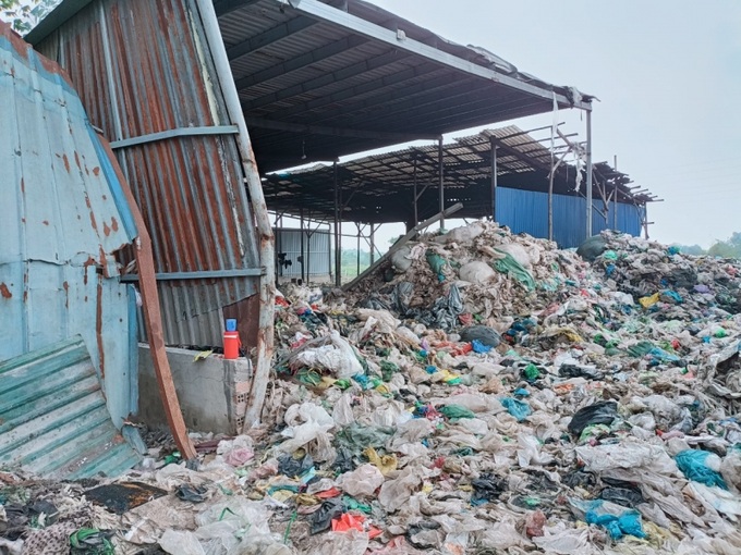Bên trong khu vực nhà xưởng thu gom, tái chế rác thải mà người dân phản ánh.