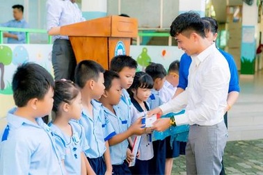 Công ty Nhựa Long Thành trao học bổng cho các em học sinh
