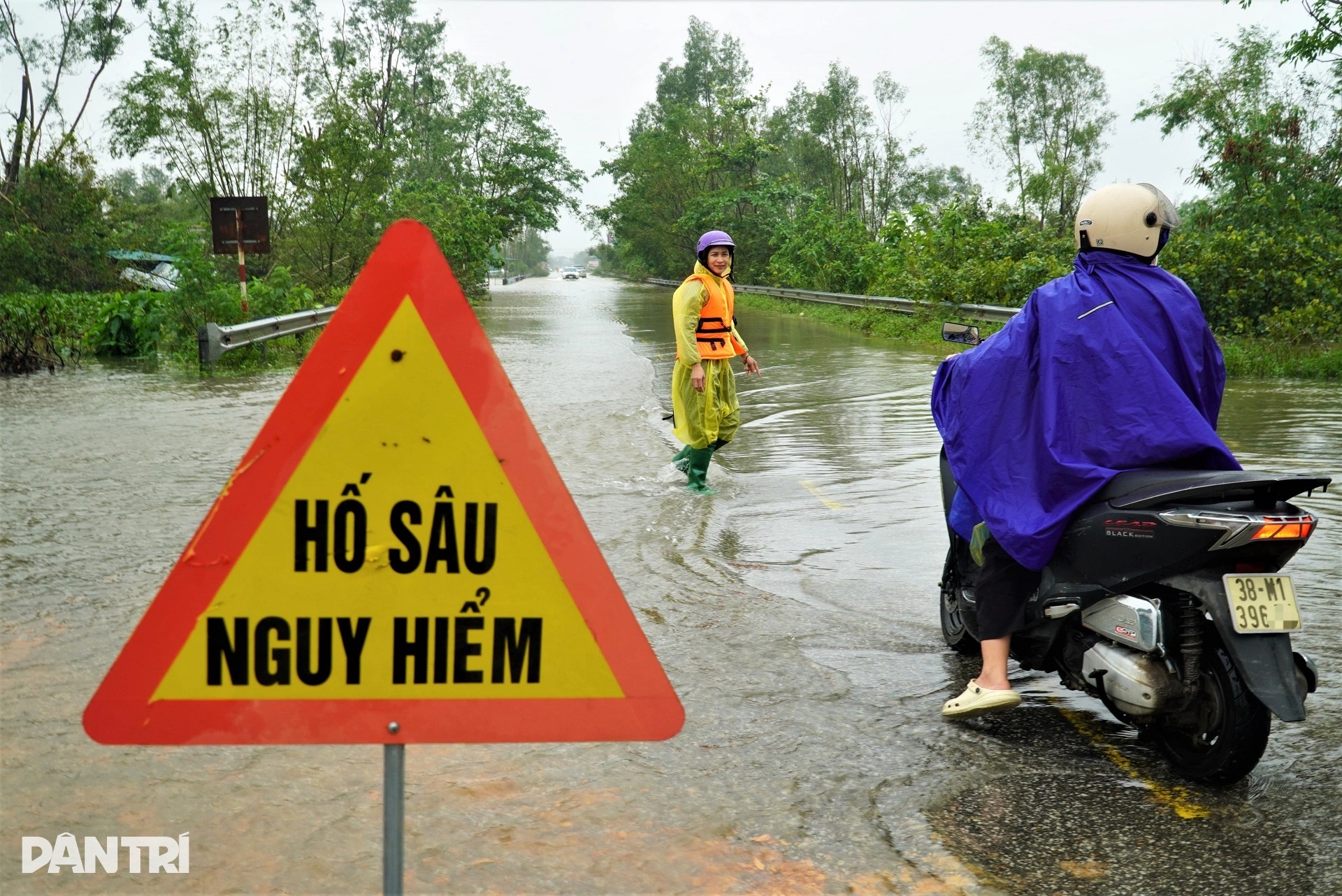 Nhiều tuyến đường ở Hà Tĩnh ngập nước lũ, tài xế ô tô chật vật xoay xở  - 2