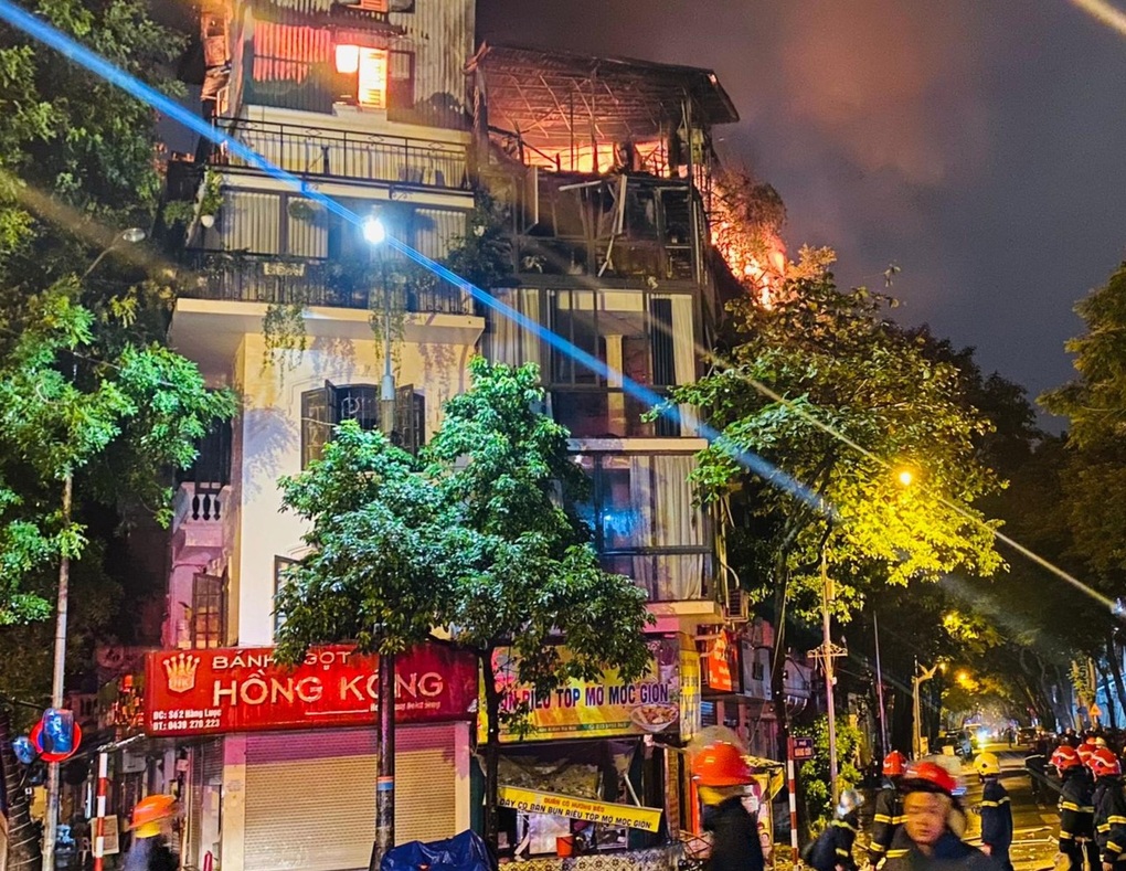 Cháy cửa hàng bánh ngọt Hồng Kông trên phố cổ Hà Nội - 1 Cháy cửa hàng bánh ngọt Hồng Kông trên phố cổ Hà Nội - 1