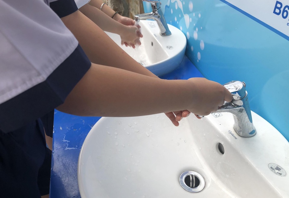 Viglacera lắp đặt 10 trạm rửa tay tại các trường học trên địa bàn TP. Hồ Chí Minh - 2 Viglacera lắp đặt 10 trạm rửa tay tại các trường học trên địa bàn TP. Hồ Chí Minh - 2