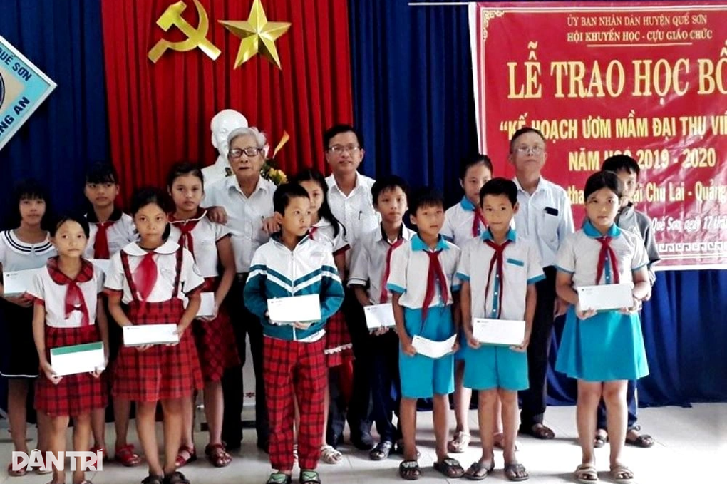 Cụ ông 92 tuổi ở Quảng Nam vẫn tâm huyết với khuyến học, làm từ thiện - 3 Cụ ông 92 tuổi ở Quảng Nam vẫn tâm huyết với khuyến học, làm từ thiện - 3