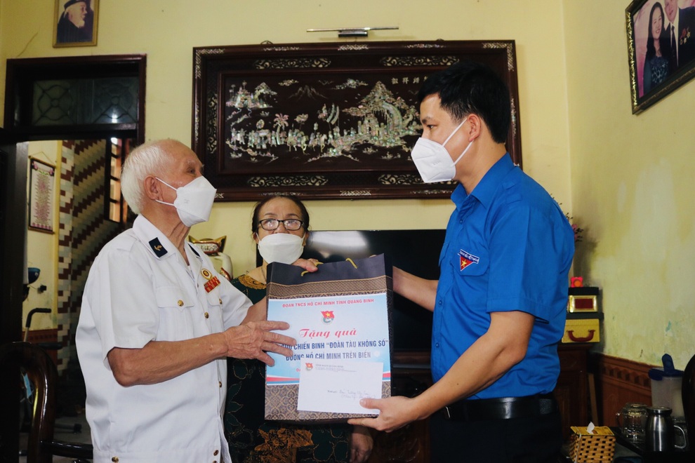 Thăm, tặng quà thương binh và gia đình liệt sĩ Đoàn tàu không số - 1 Thăm, tặng quà thương binh và gia đình liệt sĩ Đoàn tàu không số - 1