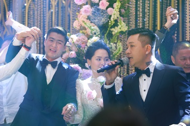 Vợ chồng Duy Mạnh hôn nhau, "quẩy" tưng bừng cùng dàn sao đình đám