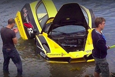 Siêu xe 1,5 triệu USD lao xuống biển