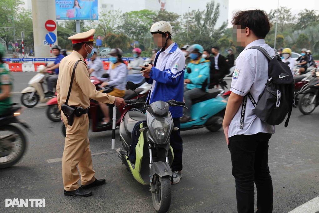 Vội đi thi, nam sinh lớp 11 ở Hà Nội lấy xe máy trên 50CC của bố đến trường - 4 Vội đi thi, nam sinh lớp 11 ở Hà Nội lấy xe máy trên 50CC của bố đến trường - 4