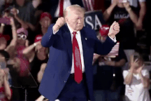 Ông Trump nhún nhảy tại sự kiện kỷ niệm 100 ngày nhậm chức