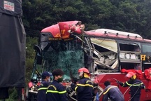 Đầu xe khách nát bét sau tai nạn, tài xế tử vong tại chỗ