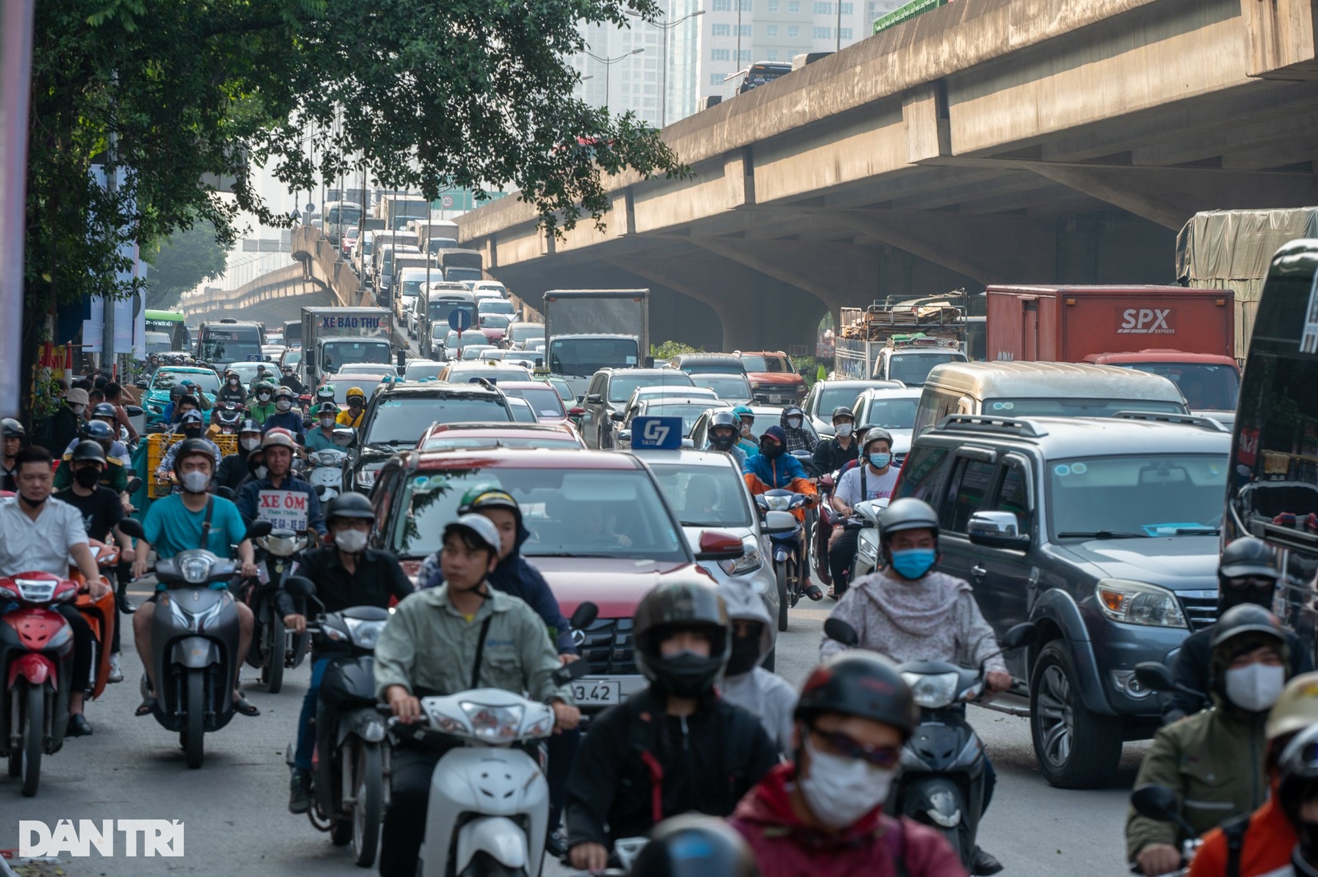 Bến xe miền Tây cháy vé, nhiều hành khách mắc kẹt giữa đêm - 3 Bến xe miền Tây cháy vé, nhiều hành khách mắc kẹt giữa đêm - 3