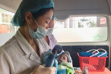 Xúc động giây phút người mẹ ung thư vú giai đoạn cuối sinh con