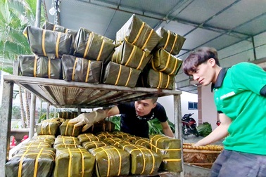 Ghi ở làng bánh chưng xanh thành Vinh thâu đêm phục vụ Tết