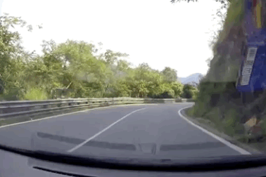 Đổ đèo tốc độ cao, xe tải đi bằng hai bánh