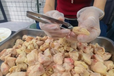 Quán phao câu gà ế ẩm bỗng đắt khách nhờ buổi phát sóng kỳ lạ lúc nửa đêm