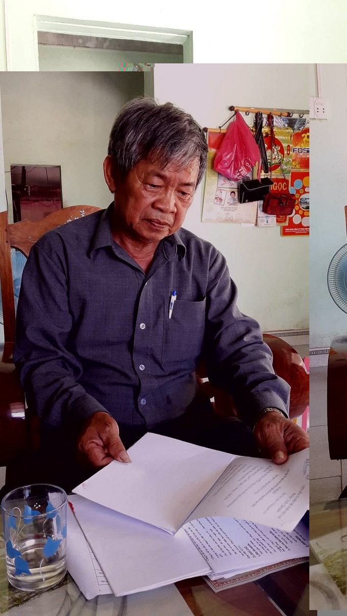 Ông Tâm đang chăm sóc đàn gà của gia đình. 