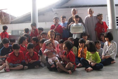 Bạn đọc chung sức giúp các em tại chùa Đức Sơn