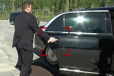 Video hé lộ cách ông Putin được bảo vệ nghiêm ngặt trước dịch Covid-19