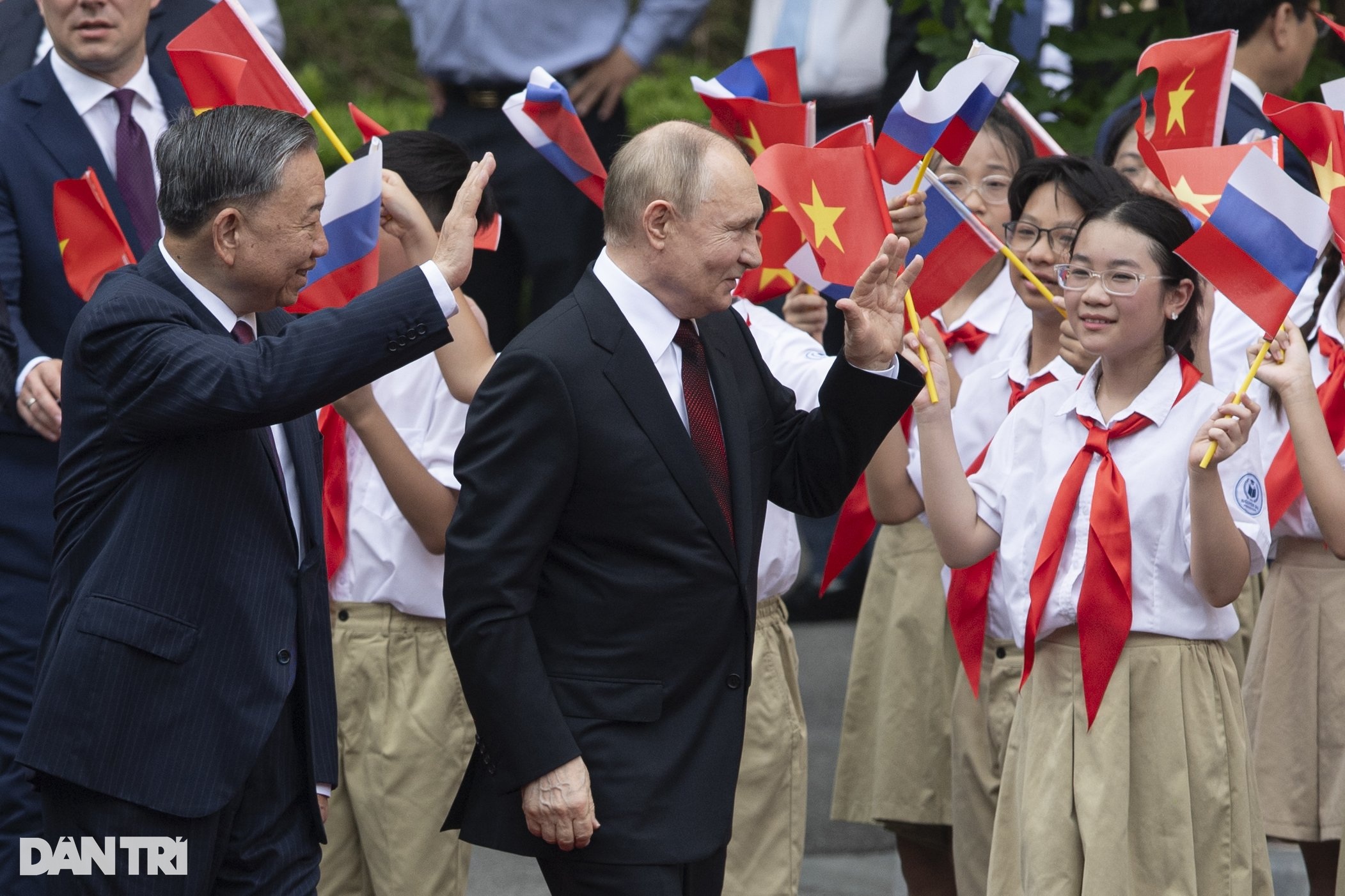 View - Toàn cảnh lễ đón Tổng thống Nga Putin thăm cấp Nhà nước tới Việt Nam | Báo Dân trí