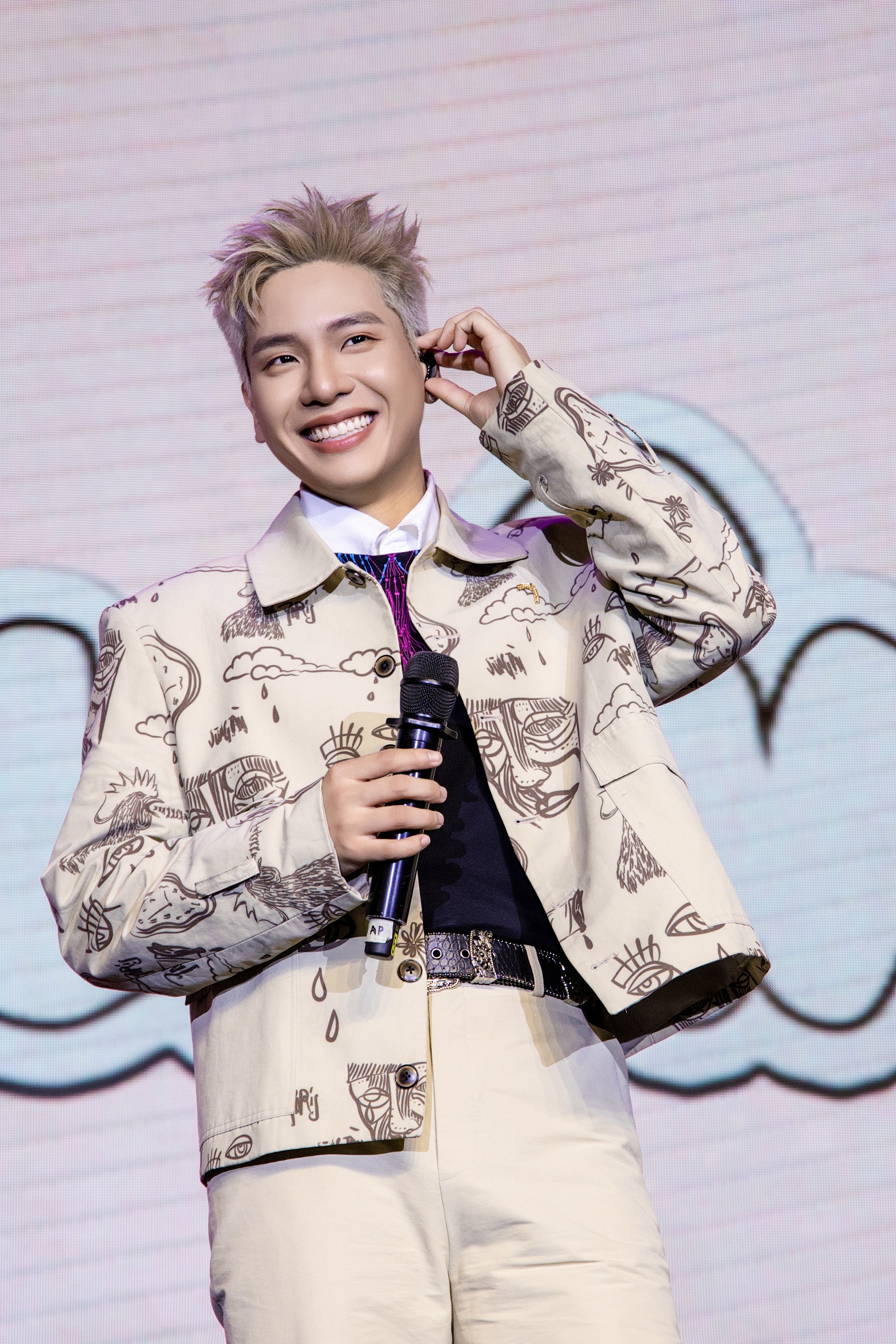 Quan A.P-t 11 testvér szurkolta, 800 néző előtt vonultatták - 2 Quân A.P được 11 anh trai đến cổ vũ, xúc động trước 800 khán giả - 2